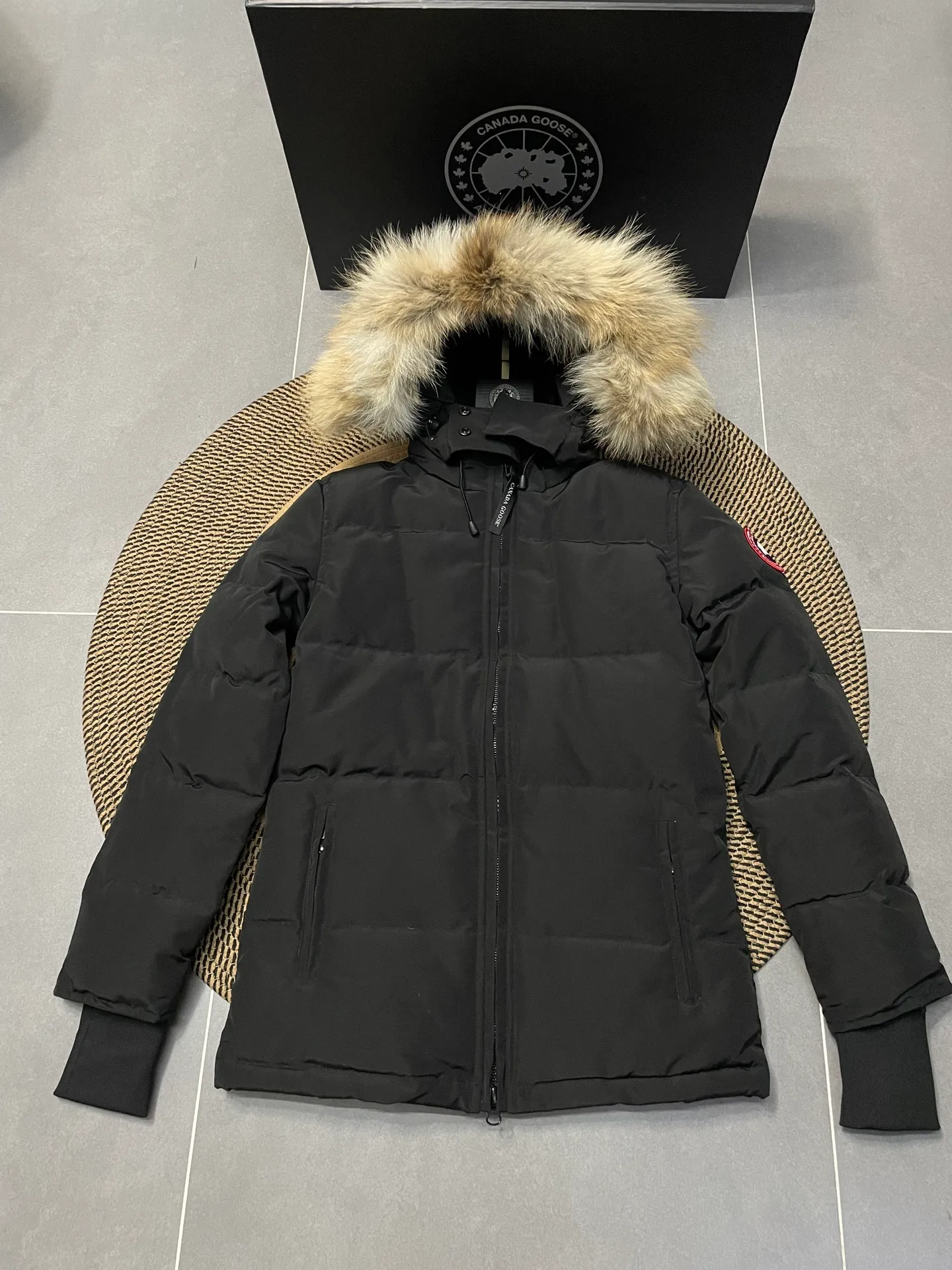 P880 black Canadian CANADA GOOES 04 model/women's model. The Arctic and Antarctic scientific expedition teams and others choose Canada Goose as their cold-proof equipment. They are the Rolls-Royce of down jackets.  ➖ Industry-leading anti-counterfeiting chip sensing.  ➖ Imported Behringer embroidery machines and customized embroidery labels, the highest level and industry leading.  ➖ Imported Korean 21-count polyester-cotton blended original fabric, TC85 waterproof coated fabric, water-repellent, windproof and wear-resistant.  ➖ The new national standard 80 white duck down is filled with an average of 520 grams of down. The amount of down filled is industry-leading.  ➖ 100% nylon lining with double double-layer sealing design to prevent velvet running, and seamless thread design on the cuffs!  ➖ Western Canadian Green Wolf Collar.  ➖ Yoshida YKK provides original factory-customized electroplated sliders. YKK two-way lockable zippers are tight and smooth and do not peel off paint.  ➖ 3M composite Velcro is durable and the accessories and hardware are all custom-made. Only for the purest goose, the most dedicated, the most professional, the highest quality, the highest cost performance!    SIZE:XS-XXL